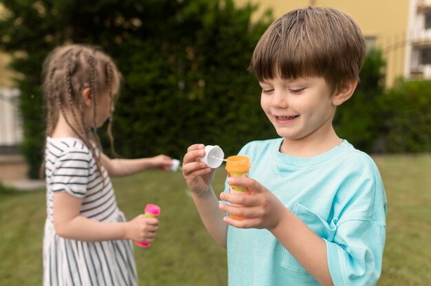 Kinder mit Seifenblasenmaschine