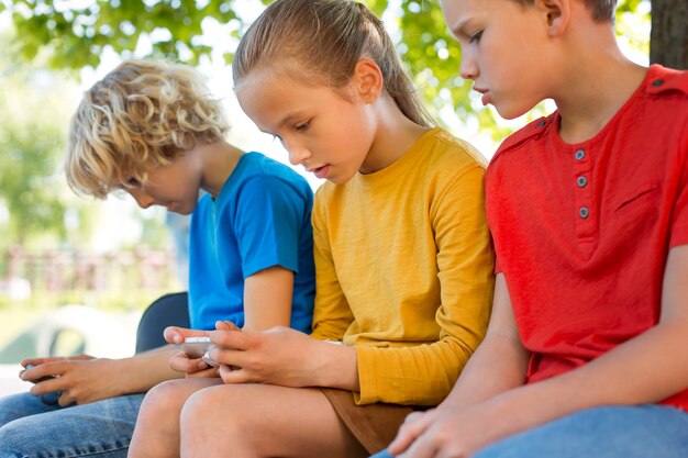 Kinder mit Smartphones hautnah