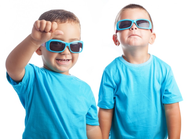 Kinder mit Sonnenbrillen für Kinder