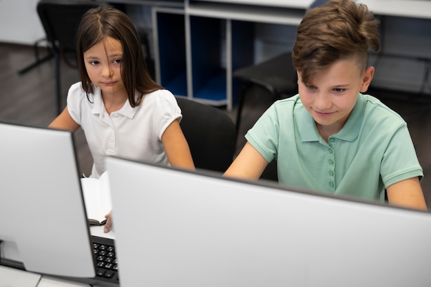 Kinder mit Technologieunterricht