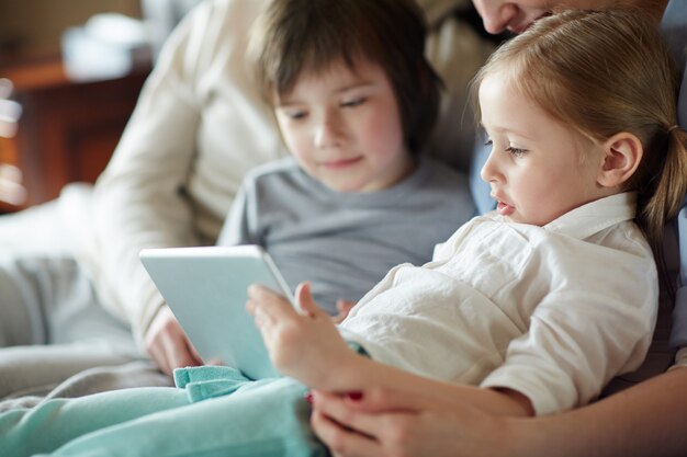 Kinder mit Touchpad