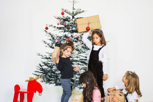 Kinder mit vielen Geschenken