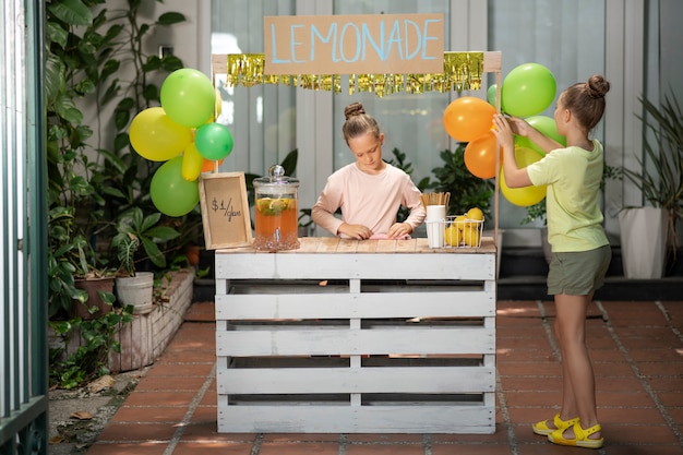 Kinder organisieren einen Limonadenstand