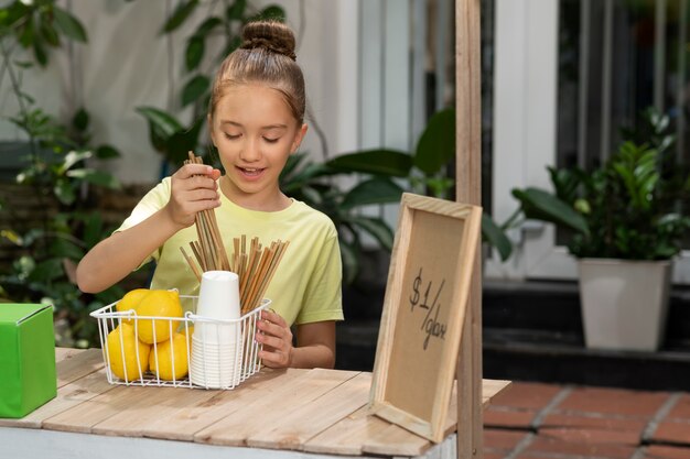 Kinder organisieren einen Limonadenstand