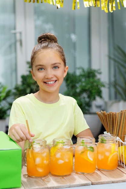 Kostenloses Foto kinder organisieren einen limonadenstand