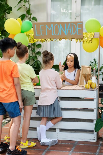 Kinder organisieren einen Limonadenstand