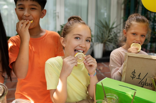 Kinder organisieren einen Limonadenstand