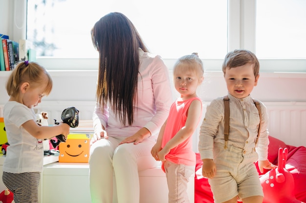 Kinder posieren mit Babysitter