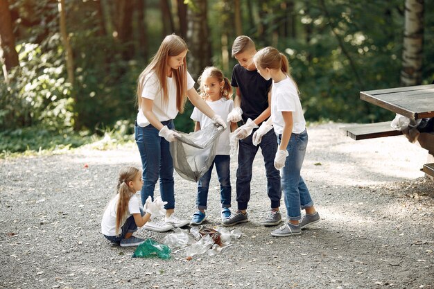 Kinder sammelt Müll in Müllsäcken im Park