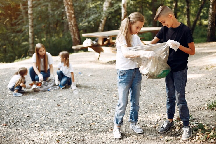 Kostenlose Foto kinder sammelt müll in müllsäcken im park