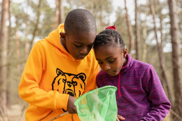 Kostenloses Foto kinder schauen durch ihre fischernetze