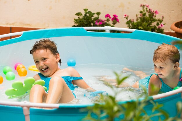 Kinder schwimmen im Kinderbecken