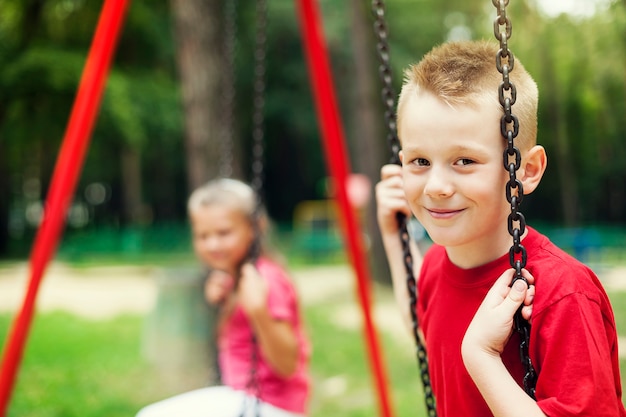 Kinder schwingen zusammen