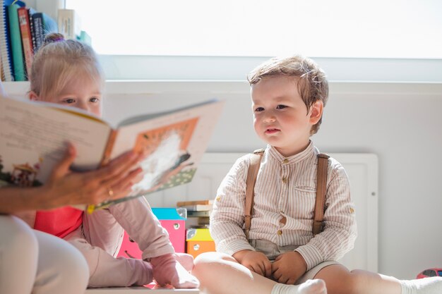 Kinder sitzen auf der Suche nach Buch