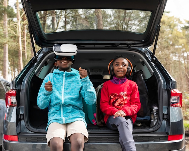 Kinder sitzen im Kofferraum eines Autos