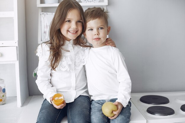 Kinder sitzen in einer Küche zu Hause