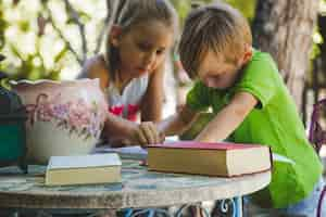 Kostenloses Foto kinder spielen am tisch im garten