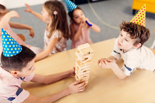 Kinder spielen auf Geburtstagsparty