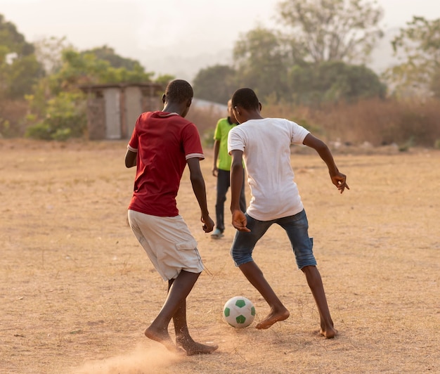 Kostenloses Foto kinder spielen fußball