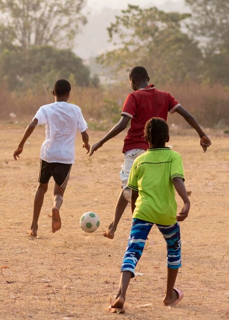 Kinder spielen Fußball