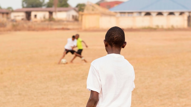 Kostenloses Foto kinder spielen fußball