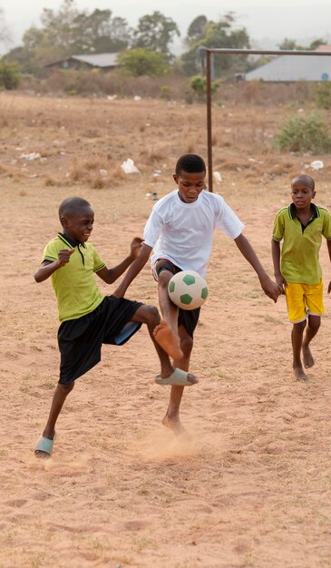 Kinder spielen Fußball