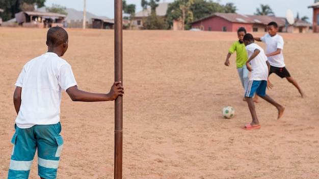 Kinder spielen Fußball