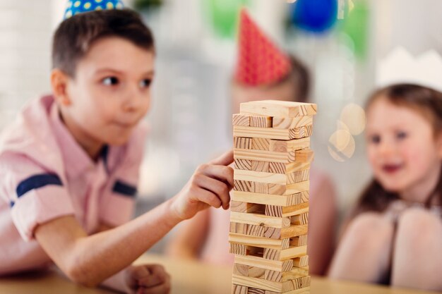 Kinder spielen hölzernes Spiel