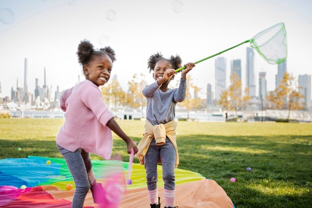 Kinder spielen im Freien