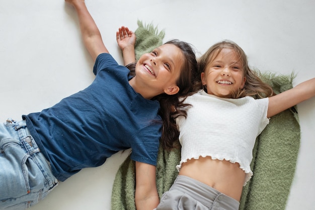 Kostenloses Foto kinder spielen im gemütlichen zuhause herum