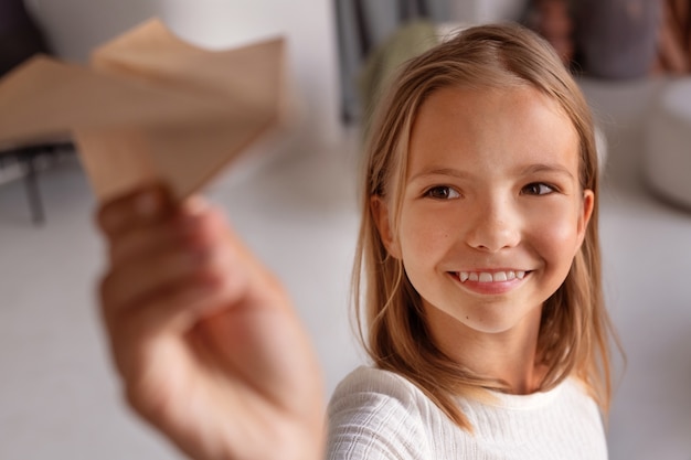 Kinder spielen im gemütlichen zuhause herum