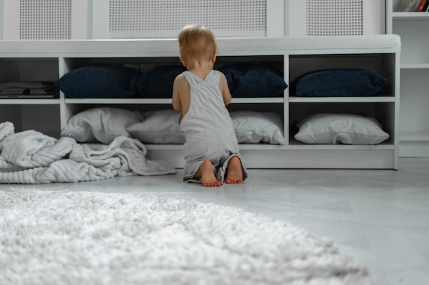 Kinder spielen im Haus, heimelige Atmosphäre. Geschwister verbringen Zeit miteinander.