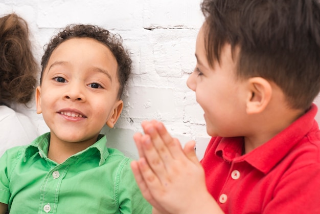 Kinder spielen in der Gruppe