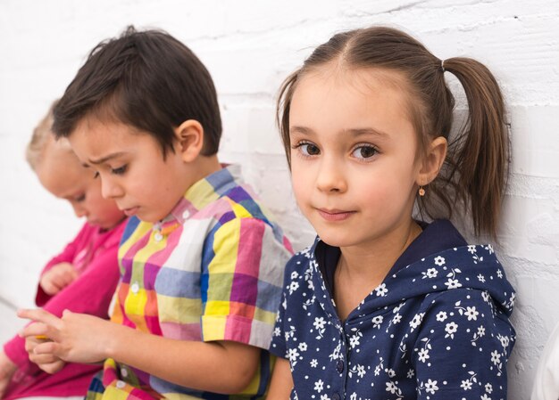 Kinder spielen in der Gruppe