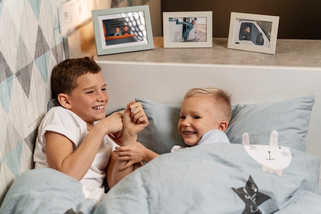 Kinder spielen in ihrem Zimmer