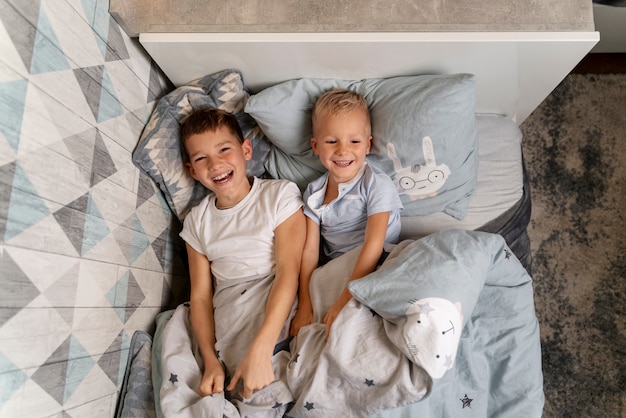 Kinder spielen in ihrem Zimmer