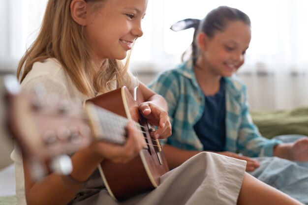 Kinder spielen in ruhigen und gemütlichen Räumen herum