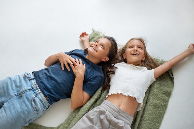 Kinder spielen in ruhigen und gemütlichen Räumen herum