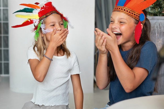 Kostenloses Foto kinder spielen in ruhigen und gemütlichen räumen herum