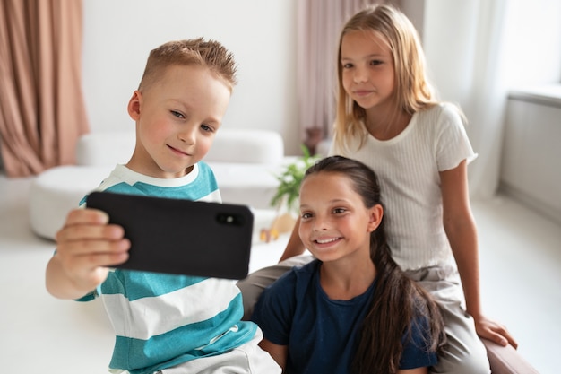 Kostenloses Foto kinder spielen in ruhigen und gemütlichen räumen herum