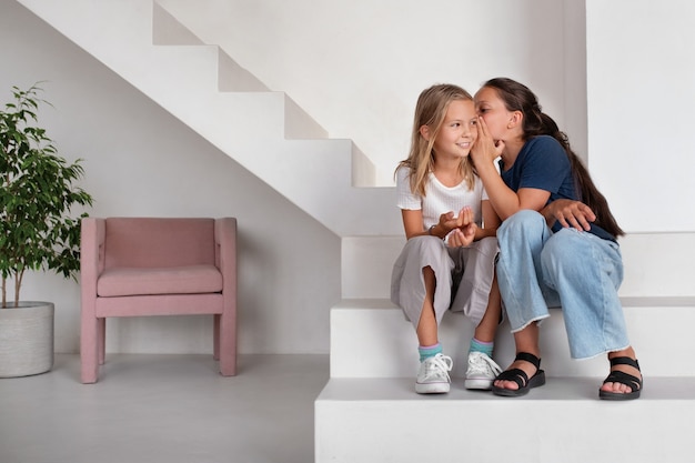 Kostenloses Foto kinder spielen in ruhigen und gemütlichen räumen herum