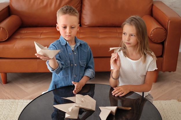 Kostenloses Foto kinder spielen in ruhigen und gemütlichen räumen herum