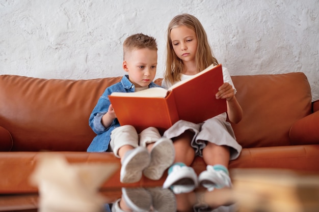 Kostenloses Foto kinder spielen in ruhigen und gemütlichen räumen herum