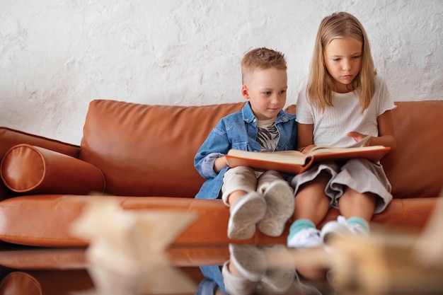 Kostenloses Foto kinder spielen in ruhigen und gemütlichen räumen herum