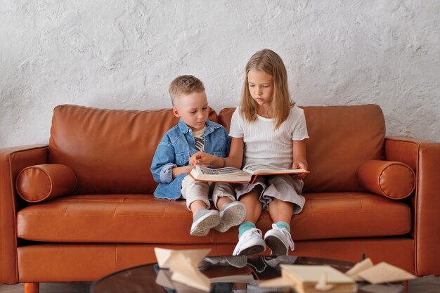Kinder spielen in ruhigen und gemütlichen Räumen herum