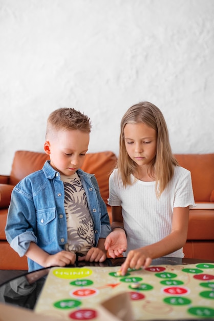 Kostenloses Foto kinder spielen in ruhigen und gemütlichen räumen herum