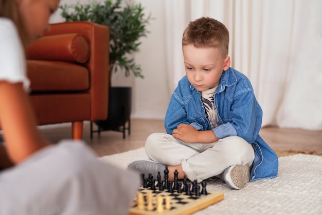 Kostenloses Foto kinder spielen in ruhigen und gemütlichen räumen herum