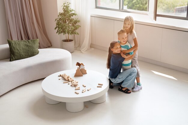 Kinder spielen in ruhigen und gemütlichen Räumen