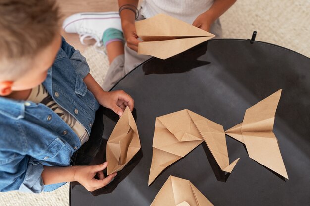 Kinder spielen in ruhigen und gemütlichen Räumen