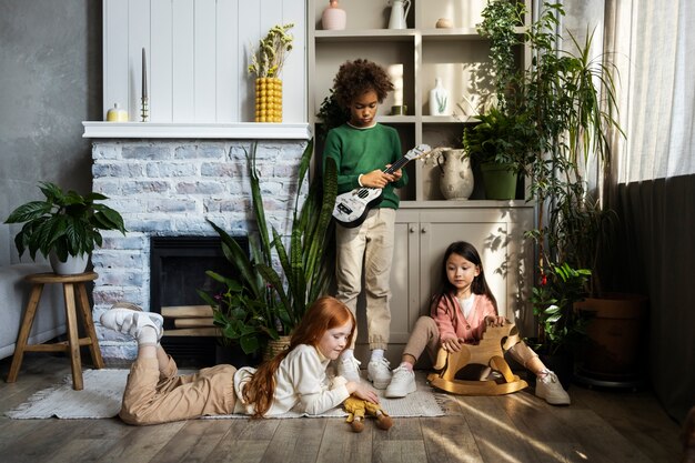 Kinder spielen in ruhigen und gemütlichen Räumen